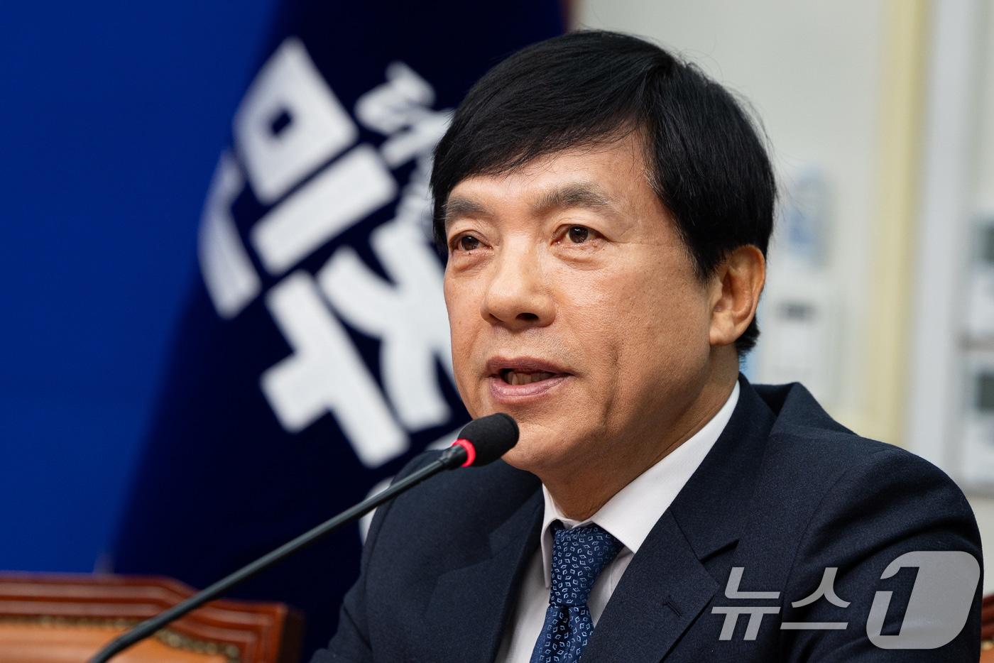 본문 이미지 - 이성윤 더불어민주당 최고위원이 지난 12일 서울 여의도 국회에서 열린 최고위원회의에서 모두 발언을 하고 있다. 2026.1.12/뉴스1 ⓒ News1 유승관 기자