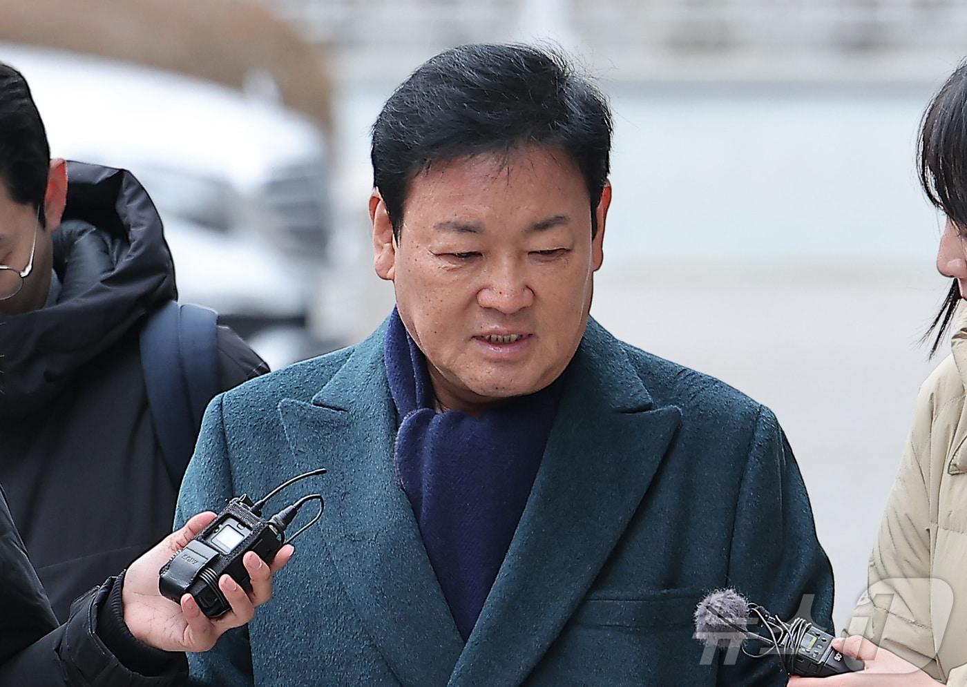 안부수 아태평화교류협회장이 12일 서울 서초구 서울고검 인권침해 태스크포스(TF)에서 피의자 조사를 받기 위해 출석하고 있다. 검찰은 쌍방울 측이 대북송금 재판의 핵심 증인인 안 회장의 진술을 회유하기 위해 금품 등을 제공했다는 의혹을 수사하고 있다. 2026.1.12/뉴스1 ⓒ News1 김성진 기자