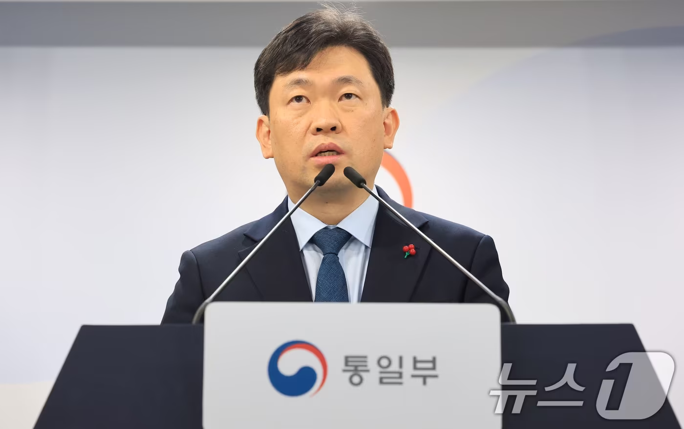 윤민호 통일부 대변인이 12일 서울 종로구 정부서울청사에서 열린 정례 브리핑에서 북한 무인기 관련 질문에 답하고 있다. 2026.1.12/뉴스1 ⓒ News1 임세영 기자