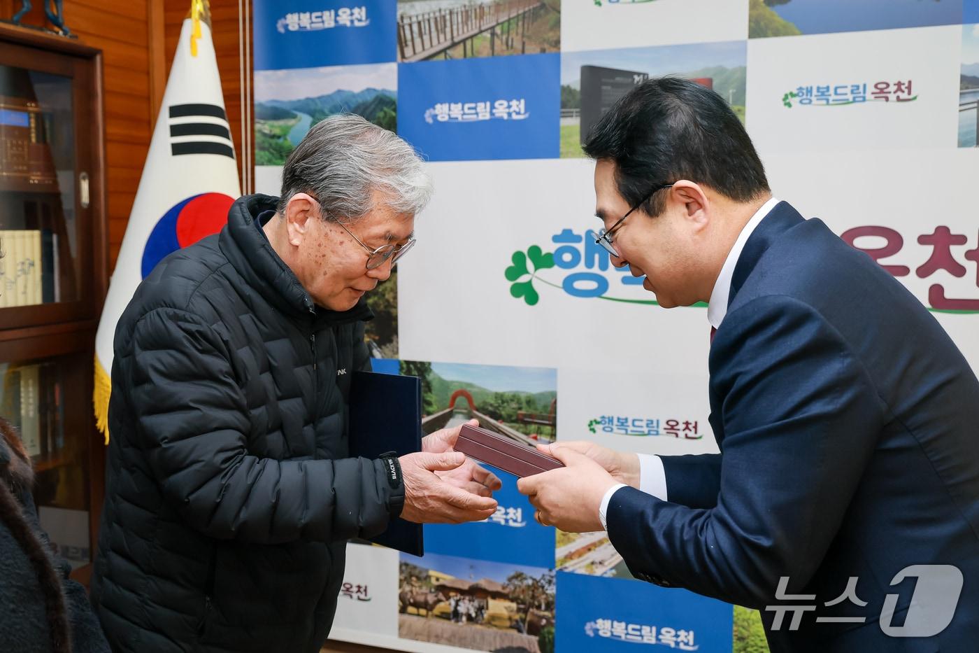 71년만에 화랑무공훈장을 받는 고 송재남 하사의 장남 송완영씨(왼쪽)  (옥천군 제공. 재판매 및 DB금지) /뉴스1 