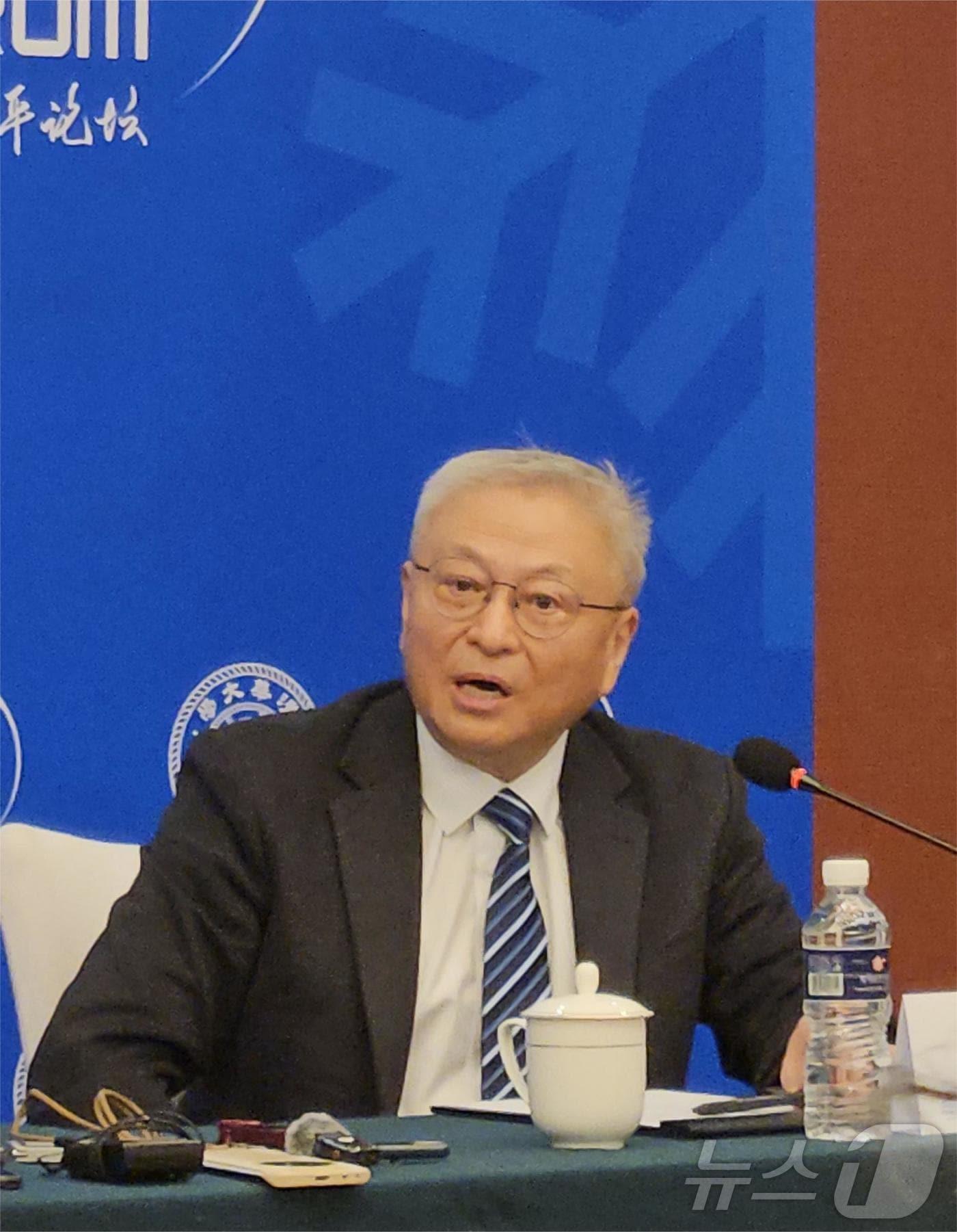 본문 이미지 - 옌쉐퉁 칭화대 국제관계연구원 명예원장이 11일 베이징에서 열린 '트럼프 2.0 시대 미국과 동맹관계' 토론회에서 발언을 하고 있다. ⓒ News1 정은지 특파원