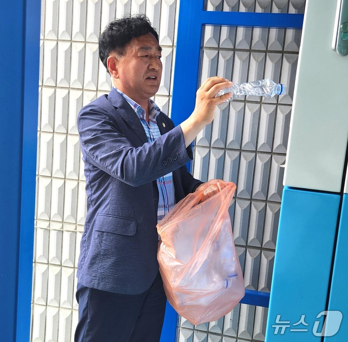 본문 이미지 - 보은군의회 이경노 의원이 폐페트병을 분리 수거하고 있다. (재판매 및 DB금지) /뉴스1 