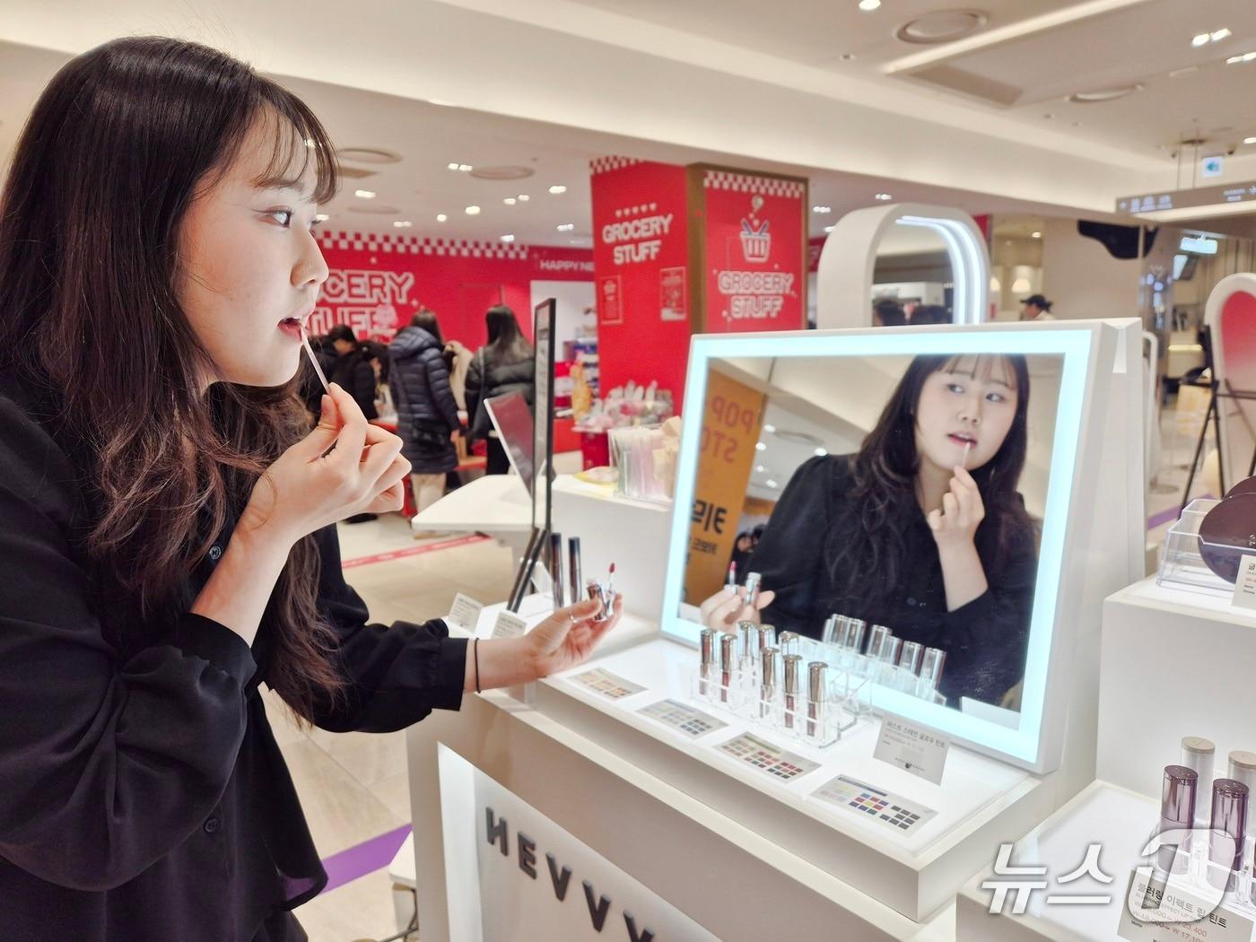 본문 이미지 - 롯데백화점 부산본점을 방문한 고객이 헤비 메이크업 서비스를 이용해 보고 있다.(롯데백화점 부산본점 제공. 재판매 및 DB 금지)