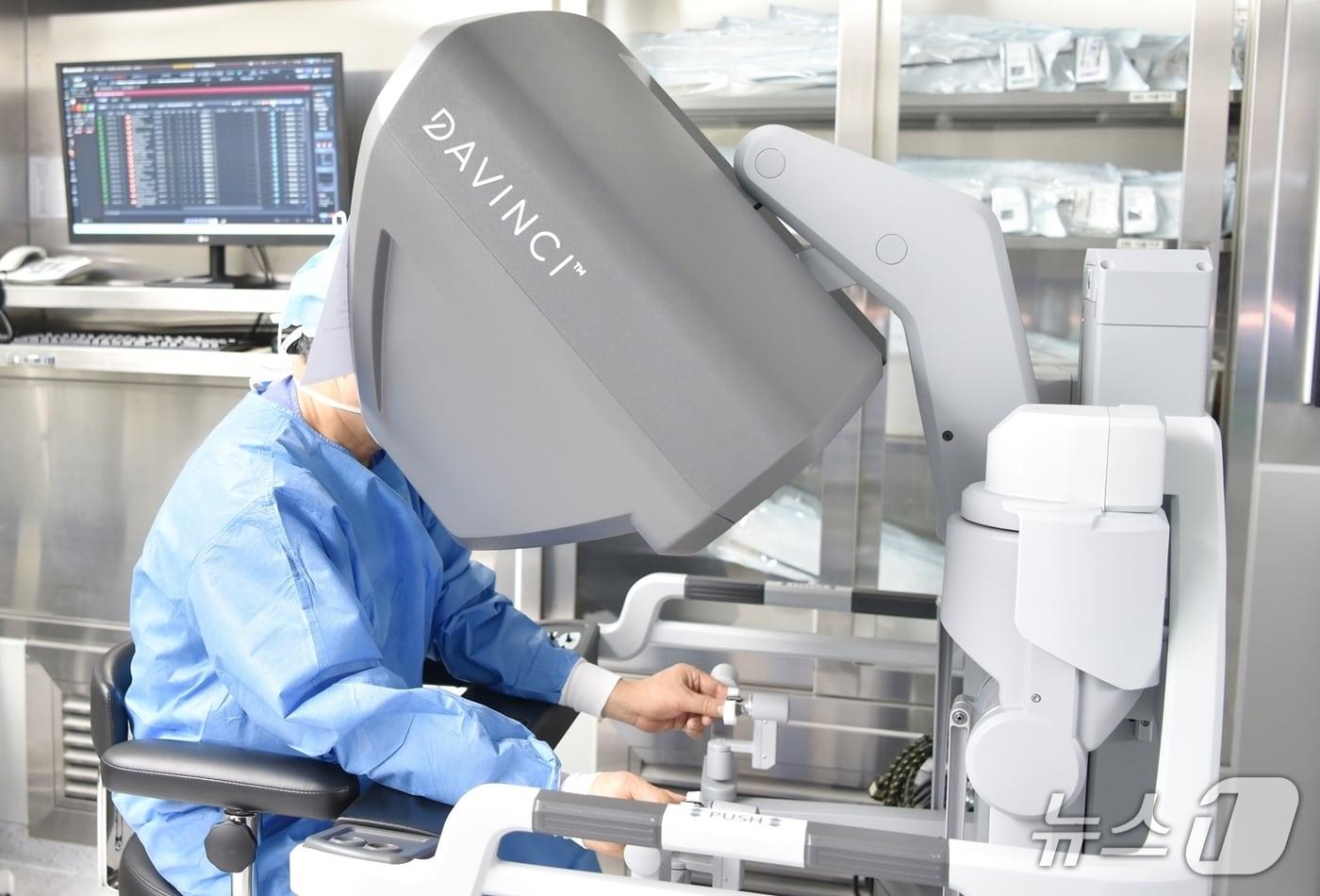 권동득 화순전남대병원 비뇨의학과 교수가 다빈치 로봇수술을 시행하고 있다.(화순전남대병원 제공. 재판매 및 DB 금지) 2026.1.12