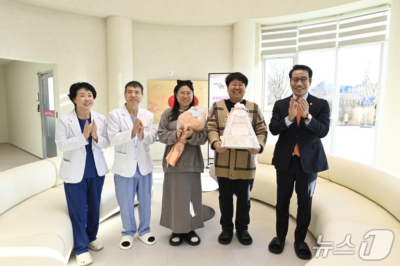 12일 전북 제1호 공공산후조리원 '남원 산후케어센터 다온'에 첫 산모가 입소한 가운데 최경식 시장이 조리원 관계자, 산모 부부와 함께 기념 촬영을 하고 있다.(남원시 제공. 재판매 및 DB금지)/뉴스1 