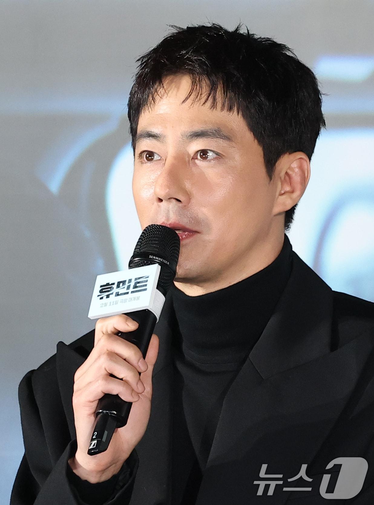 본문 이미지 - 배우 조인성이 12일 서울 광진구 롯데시네마 건대입구에서 열린 영화 '휴민트‘감독 류승완) 제작보고회에 참석해 인사말을 하고 있다. '휴민트'는 비밀도, 진실도 차가운 얼음 바다에 수장되는 블라디보스토크에서 서로 다른 목적을 가진 이들이 격돌하는 이야기를 그린 작품이다. 2026.1.12/뉴스1 ⓒ News1 권현진 기자