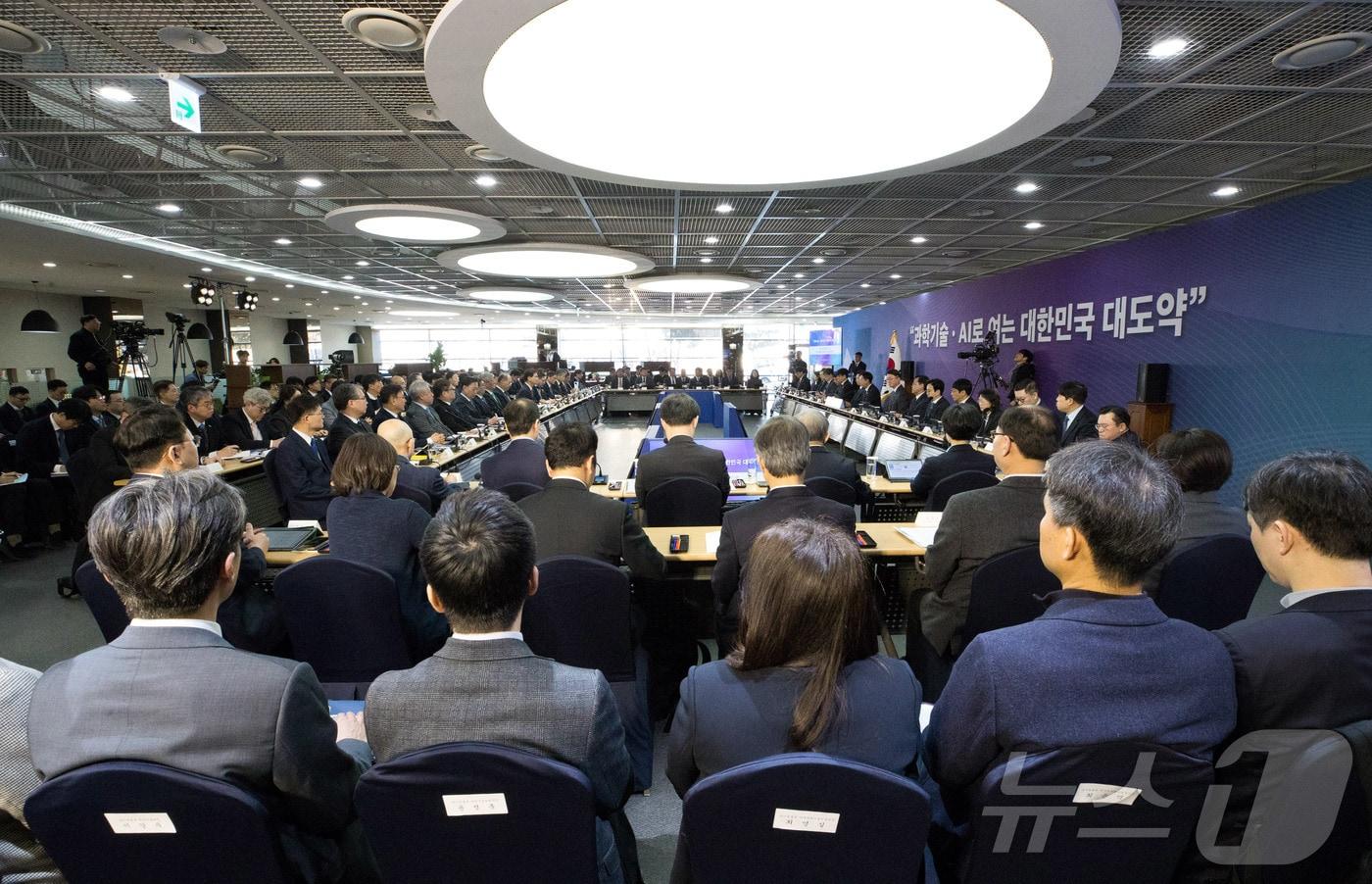 12일 오전 세종특별자치시 국가과학기술연구회에서 배경훈 부총리 겸 과학기술정보통신부 장관이 참석한 가운데 열린 '과학기술분야 출연연구기관 업무보고' 가 개최되고 있다. (과학기술정보통신부 제공. 재판매 및 DB 금지) 2026.1.12/뉴스1