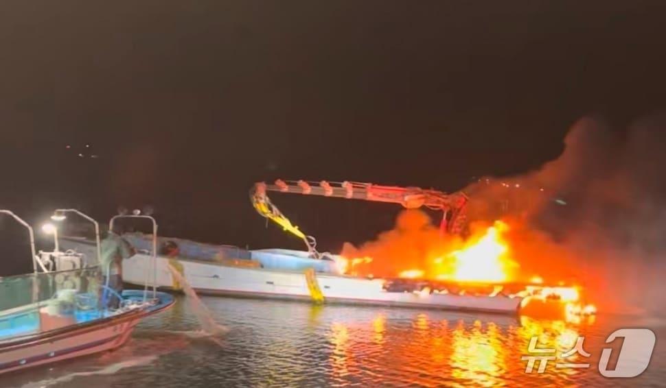 본문 이미지 - 12일 오전 4시 36분쯤 전남 장흥군 노력도 해상에 장기 계류하던 양식장관리선에서 불이 나 해경이 불을 끄로 있다.(완도해경 재판매 및 DB 금지)
