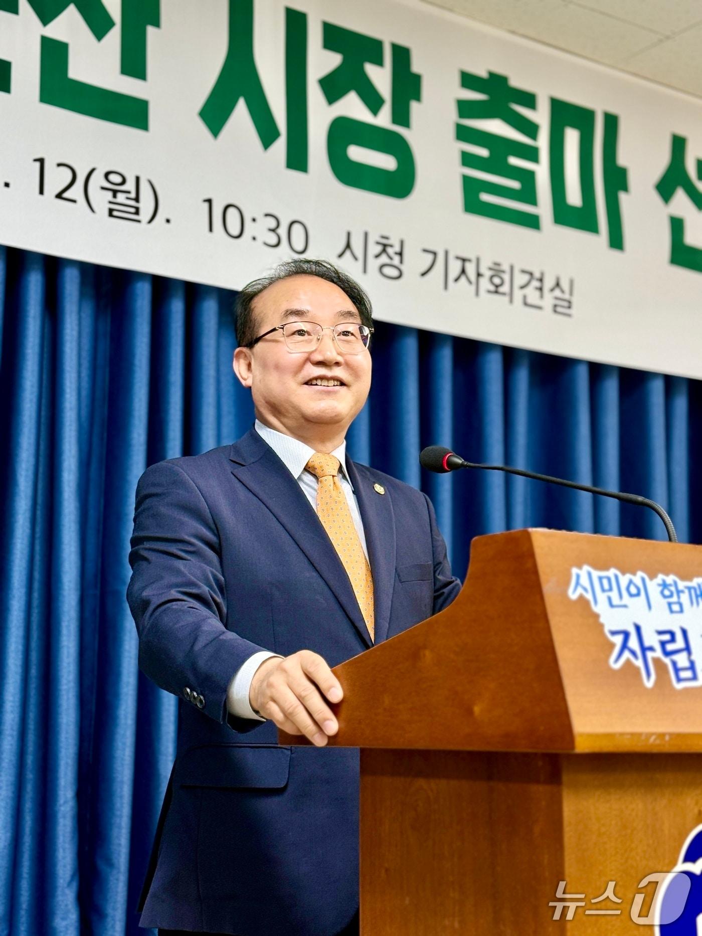 본문 이미지 - 최관규 변화와혁신포럼 대표가 12일 군산시청 브리핑룸에서 오는 6월 지방선거 군산시장 출마선언 기자회견을 갖고 있다.2026.01.12/뉴스1 ⓒ News1 김재수 기자