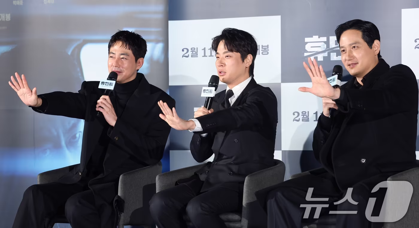배우 조인성(왼쪽부터)과 박정민, 박해준이 12일 서울 광진구 롯데시네마 건대입구에서 열린 영화 '휴민트‘(감독 류승완) 제작보고회에 참석해 인사를 하고 있다. '휴민트'는 비밀도, 진실도 차가운 얼음 바다에 수장되는 블라디보스토크에서 서로 다른 목적을 가진 이들이 격돌하는 이야기를 그린 작품이다. 2026.1.12/뉴스1 ⓒ News1 권현진 기자