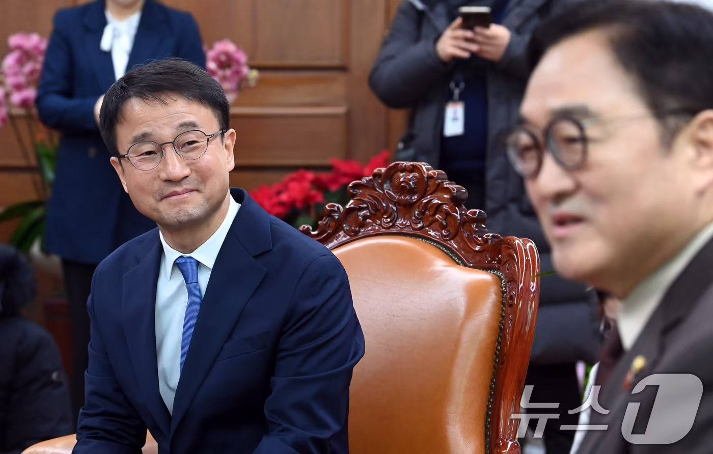 한병도 더불어민주당 신임원내대표가 12일 서울 여의도 국회에서 우원식 국회의장을 예방하고 있다. (공동취재) 2026.1.12/뉴스1 ⓒ News1 유승관 기자