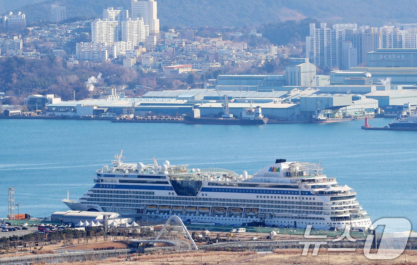 본문 이미지 - 지난 1월 12일 부산 동구 부산항국제여객터미널 크루즈부두에 월드와이드 크루즈인 아이다디바(AIDAdiva)'호가 접안해 있다. (사진은 기사 내용과 무관함)  ⓒ News1  뉴스1