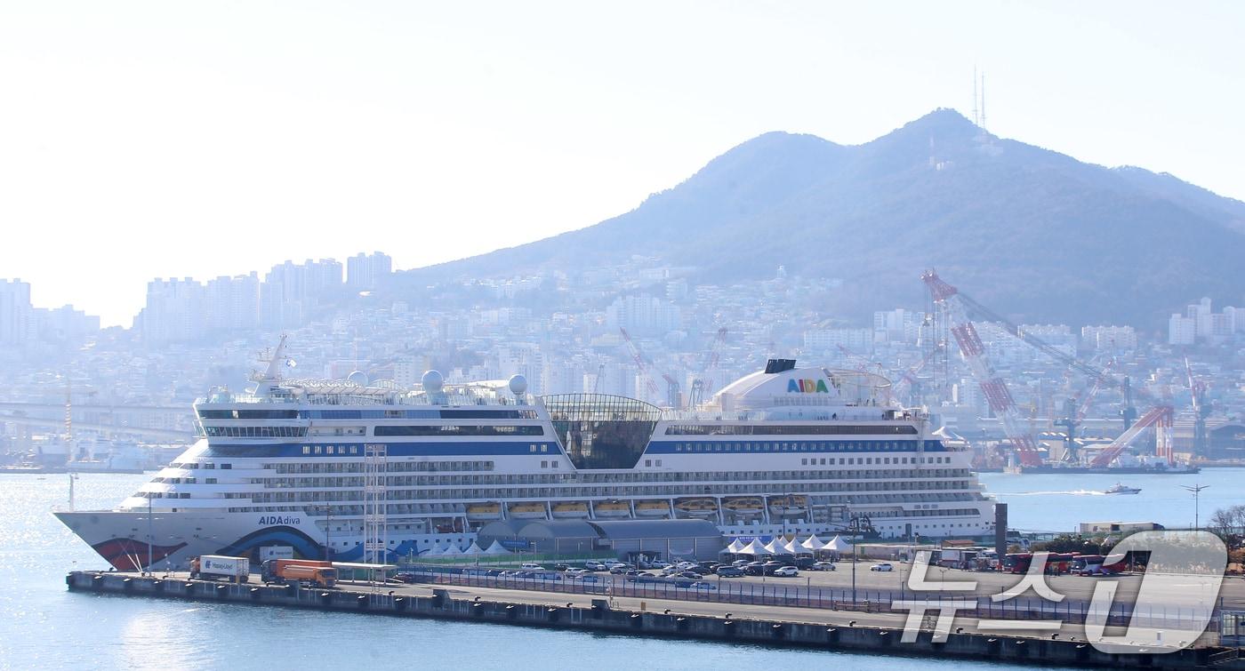 본문 이미지 - 부산 동구 부산항국제여객터미널 크루즈부두에 월드와이드 크루즈인 아이다디바(AIDAdiva)'호가 접안해 있다. .2026.1.12 ⓒ 뉴스1 윤일지 기자
