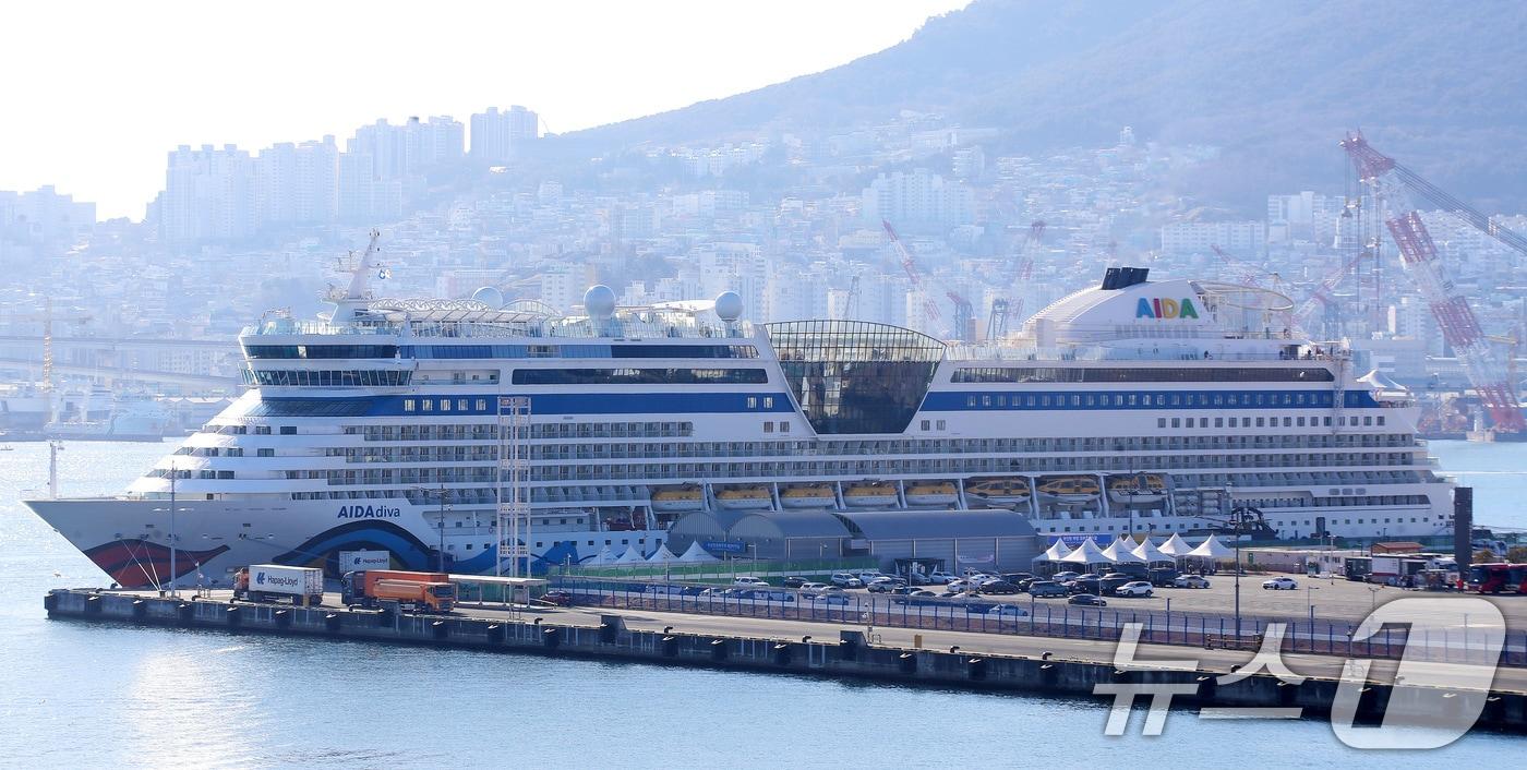 본문 이미지 - 사진은 부산 동구 부산항국제여객터미널에 정박한 크루즈. 2026.1.12 ⓒ 뉴스1 윤일지 기자