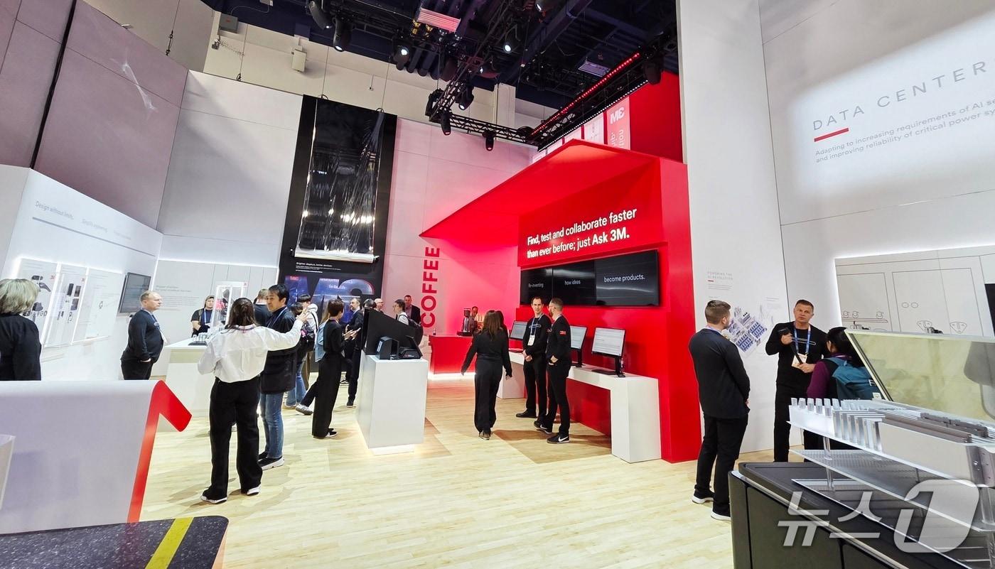 지난 6일(현지시간) 미국 라스베이거스에서 열린 CES 2026 내 3M 부스에 많은 참관객들이 모여있다. 2026.1.6 ⓒ News1 박기범 기자