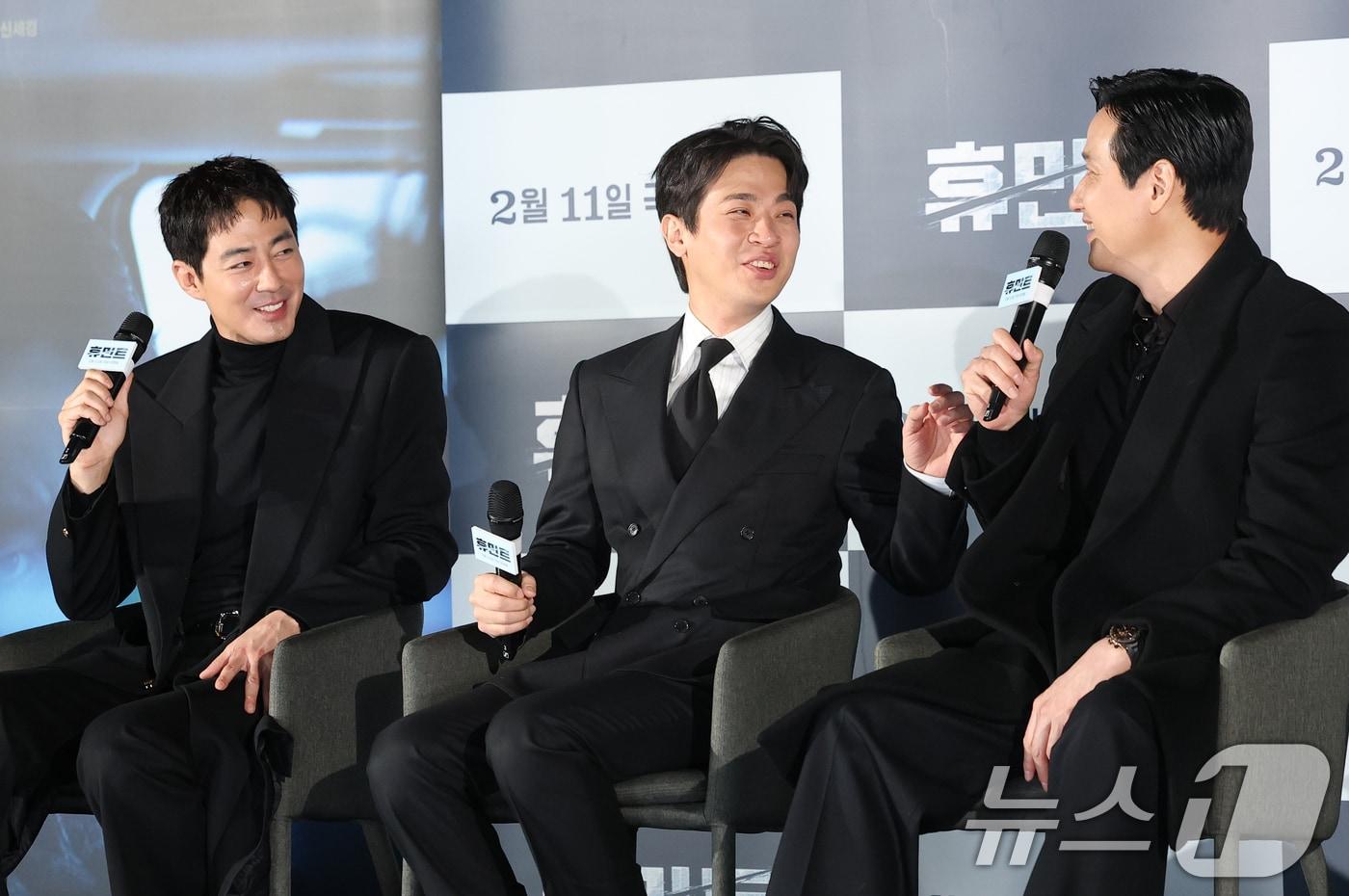 배우 조인성과 박해준(오른쪽)이 12일 서울 광진구 롯데시네마 건대입구에서 열린 영화 '휴민트‘감독 류승완) 제작보고회에 참석해 박정민(가운데)을 비주얼 배우라고 말하고 있다. '휴민트'는 비밀도, 진실도 차가운 얼음 바다에 수장되는 블라디보스토크에서 서로 다른 목적을 가진 이들이 격돌하는 이야기를 그린 작품이다. ⓒ News1 권현진 기자