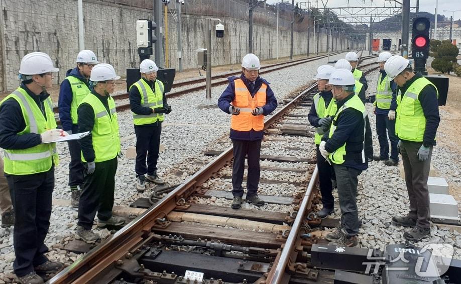 본문 이미지 - 이광축 대전교통공사 사장(가운데)이 지난 9일 판암역 및 판암차량기지에서 도시철도 특별안점점검을 실시하고 있다. (대전교통공사 제공. 재판매 및 DB금지) 2026.1.12/뉴스1