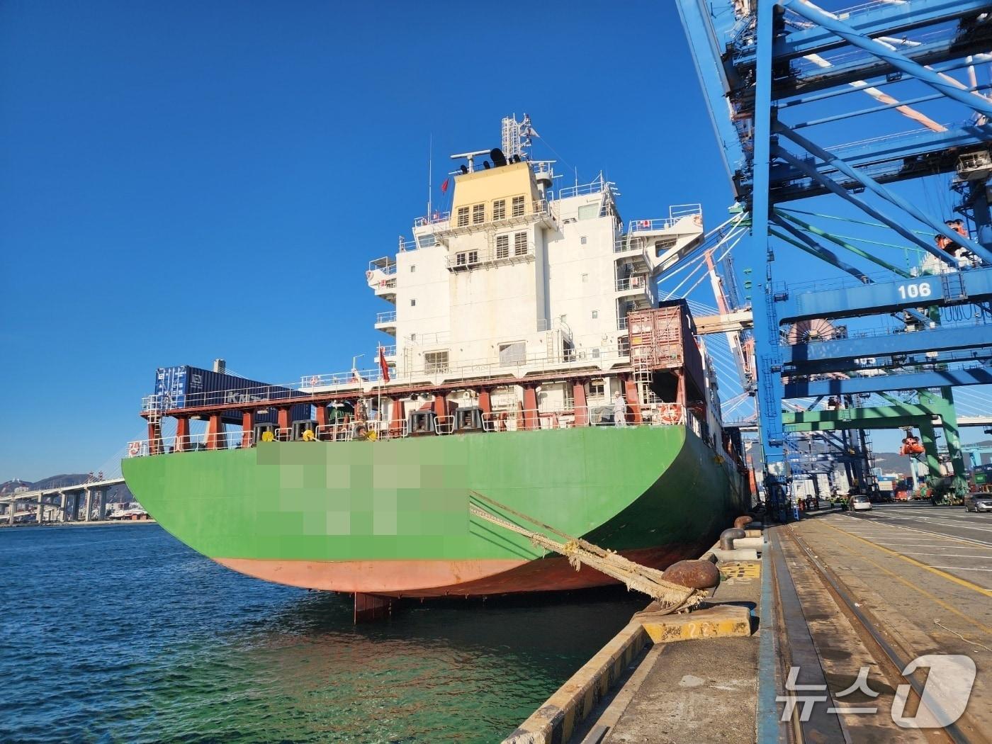 본문 이미지 - 12일 오전 추락해 숨진 중국인 선원이 탑승했던 컨테이너선.(부산해경 제공 .재판매 및 DB 금지)