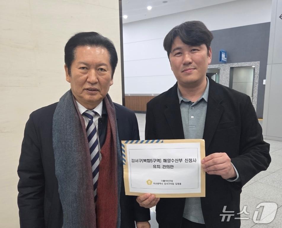 본문 이미지 - 김정용 부산 강서구의원이 정청래 민주당 대표에 해양수산부 본청사 유치 건의서를 전달하는 모습 (김정용 구의원 제공. 재판매 및 DB금지)