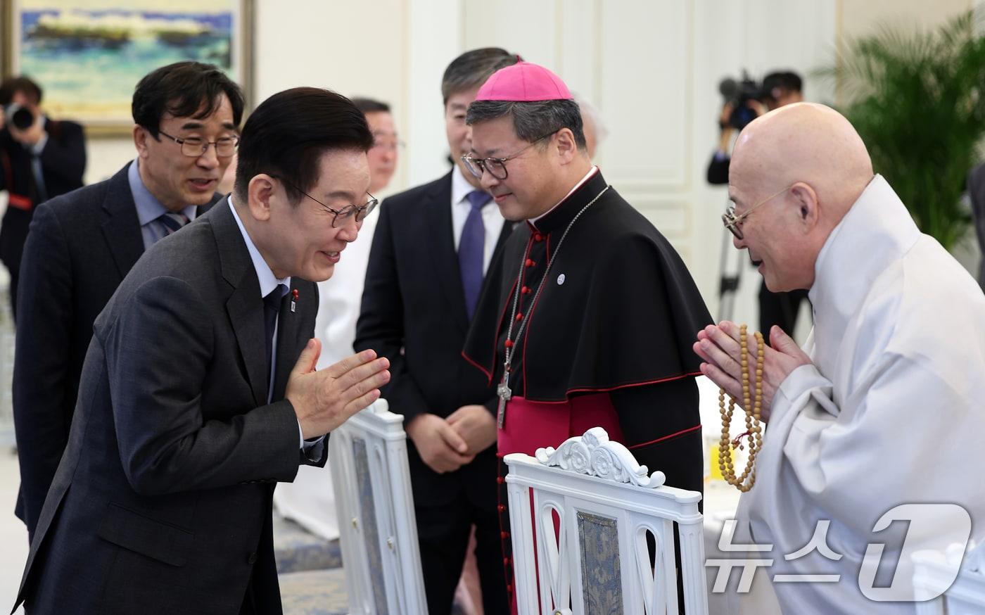 이재명 대통령이 12일 청와대에서 열린 종교지도자 초청 오찬간담회에서 대한불교조계종 총무원장 진우스님과 인사를 나누고 있다. (청와대통신사진기자단) 2026.1.12/뉴스1 ⓒ News1 이재명 기자