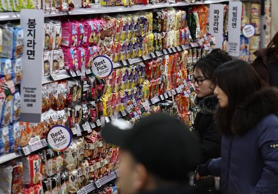 본문 이미지 - 서울의 한 대형마트에서 외국인 관광객들이 라면을 구입하고 있다. 2026.1.12 ⓒ 뉴스1 구윤성 기자
