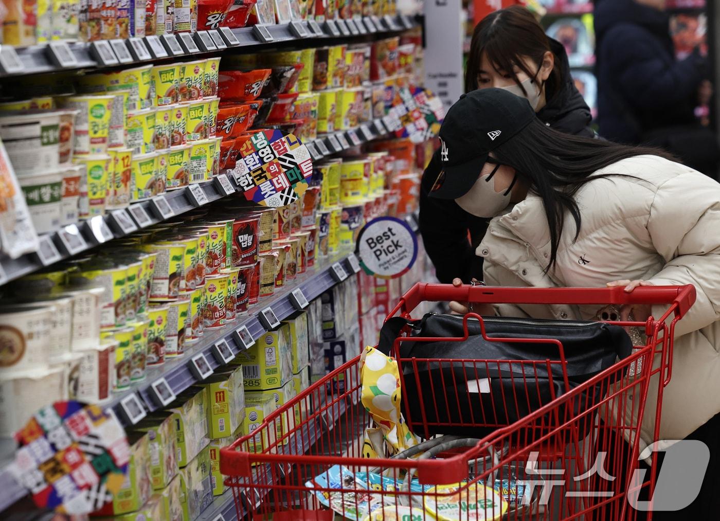 본문 이미지 - 서울의 한 대형마트에서 외국인 관광객들이 라면을 구입하고 있다. ⓒ News1 구윤성 기자