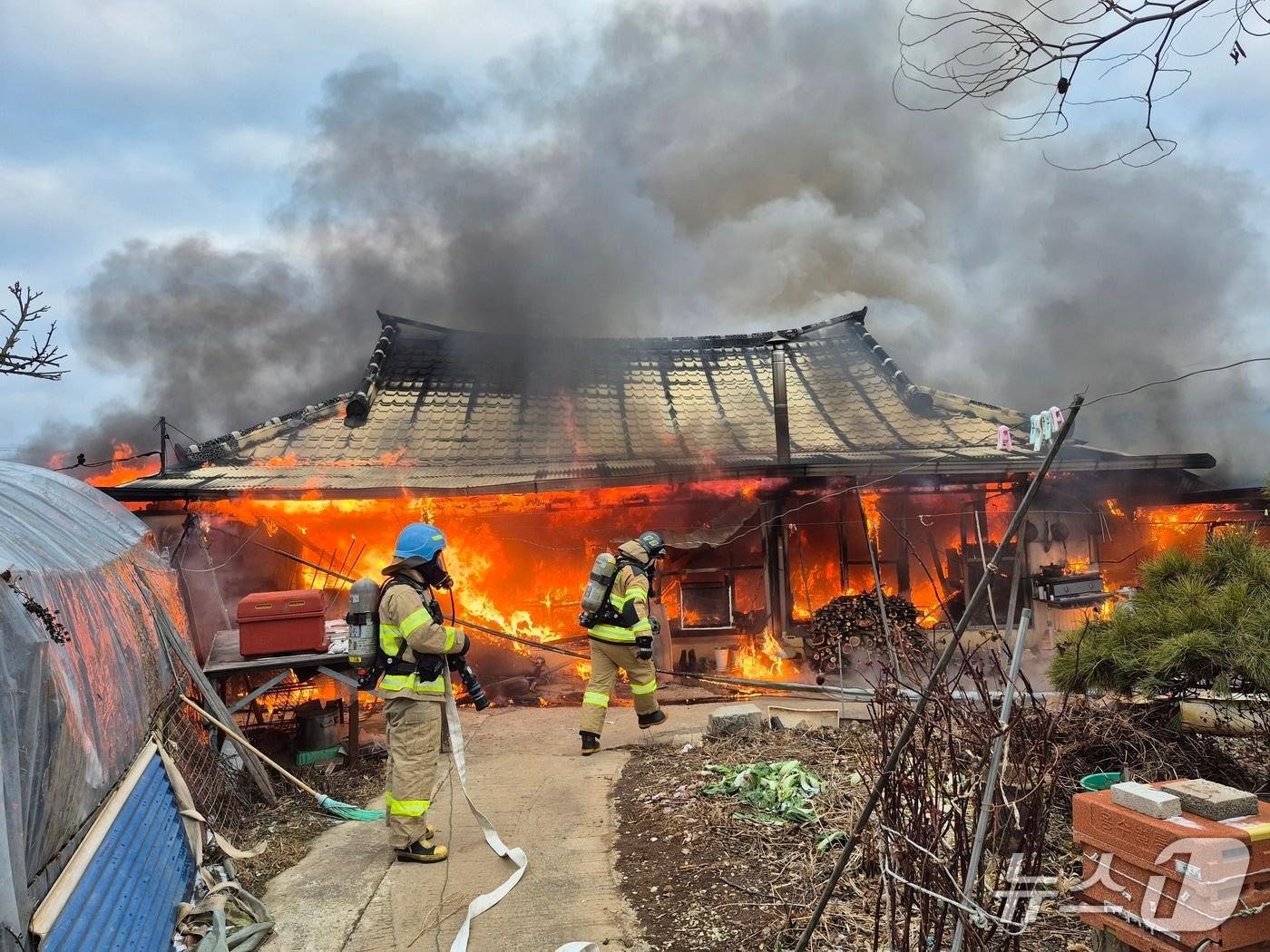 본문 이미지 - 12일 오전 8시 13분께 전북 부안군의 한 주택에서 불이 났다.(전북소방본부 제공. 재판매 및 DB제공)