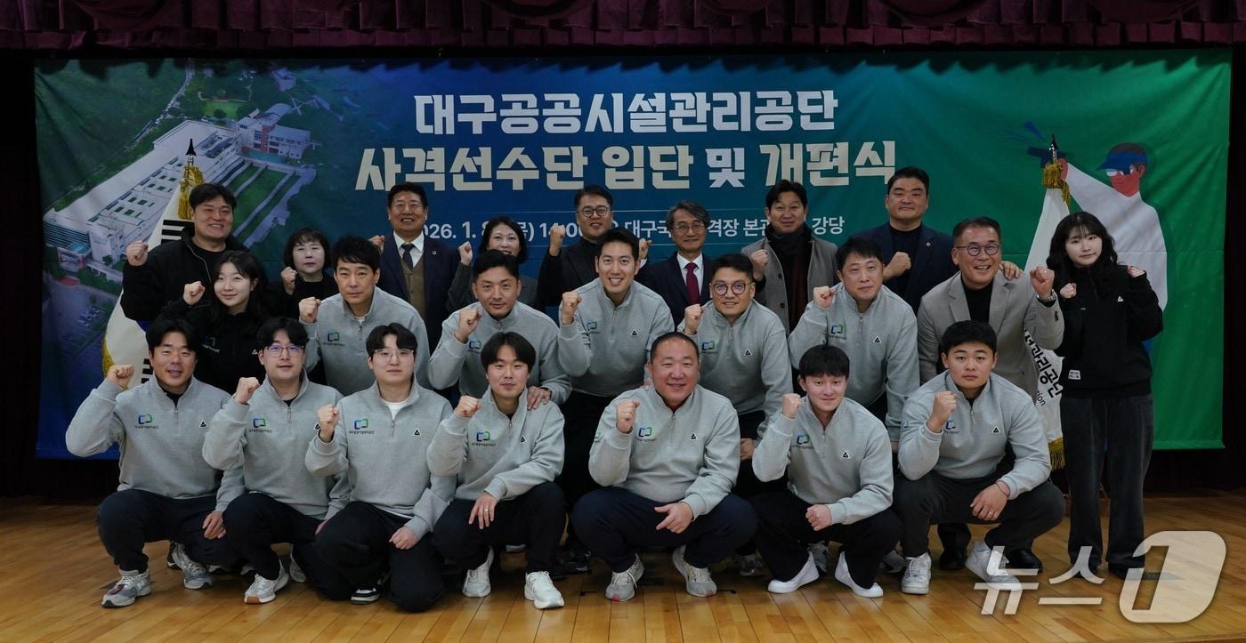 '2024 파리올림픽' 당시 한국 선수단 가운데 '최연소' 금메달리스트로 이름을 알린 사격 공기소청 반효진 선수가 실업팀인 대구시청에 정식 입단했다. 사진은 지난 8일 열린 입단식. 두번째 줄 왼쪽 첫번째가 반효진 선수. (대구시 제공. 재판매 및 DB 금지) 2026.1.8/뉴스1