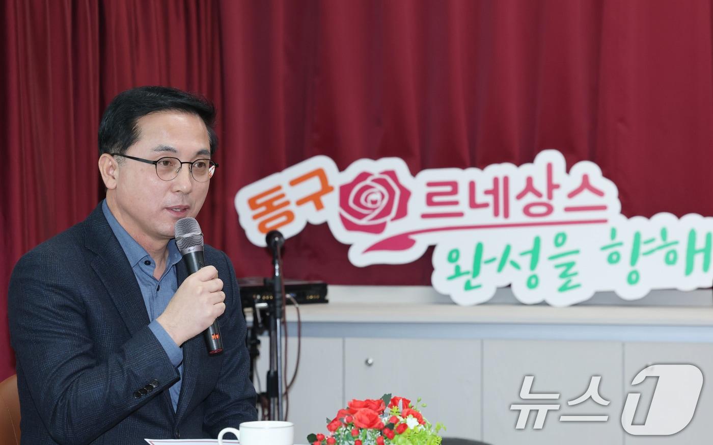 본문 이미지 - 박희조 대전 동구청장이 12일 판암2동 행정복지센터에서 열린 ‘구민소통 온(On)마을’에 참석해 주민과 의견을 나누고 있다. ⓒ News1 김기태 기자