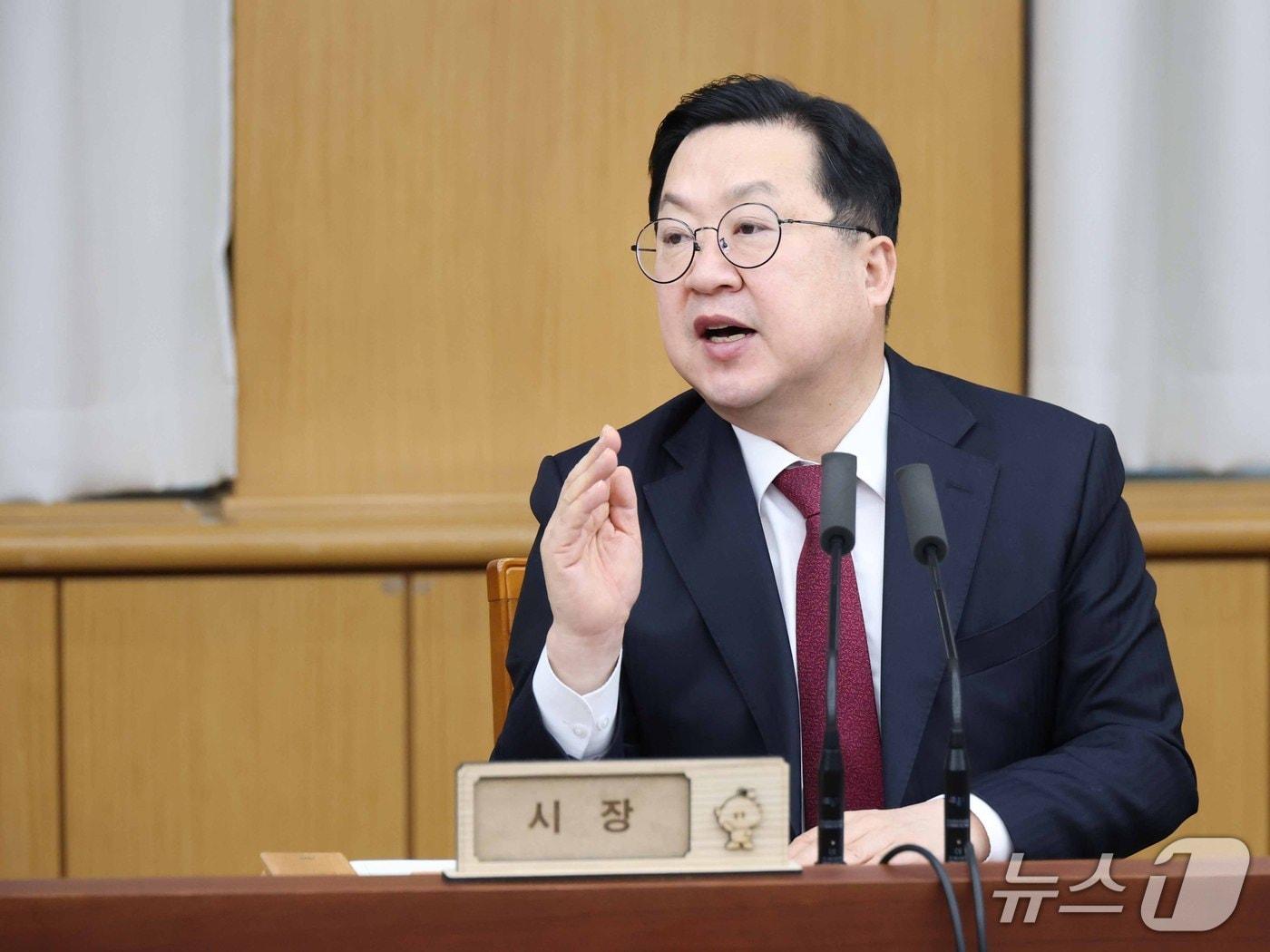 본문 이미지 - 이장우 대전시장이 12일 주간 업무회의를 주재하고 있다. (시 제공) / 뉴스1
