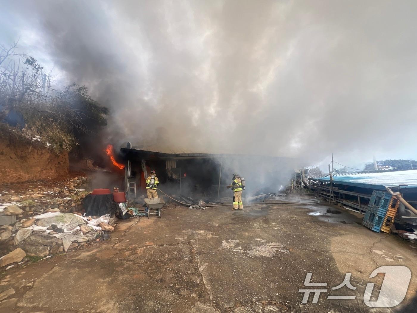 본문 이미지 - 12일 낮 12시 18분쯤 전남 나주시 공산면의 한 주택에서 불이 나 소방당국이 진화를 벌이고 있다. (전남 나주소방서 제공. 재판매 및 DB금지) 2026.1.12/뉴스1 