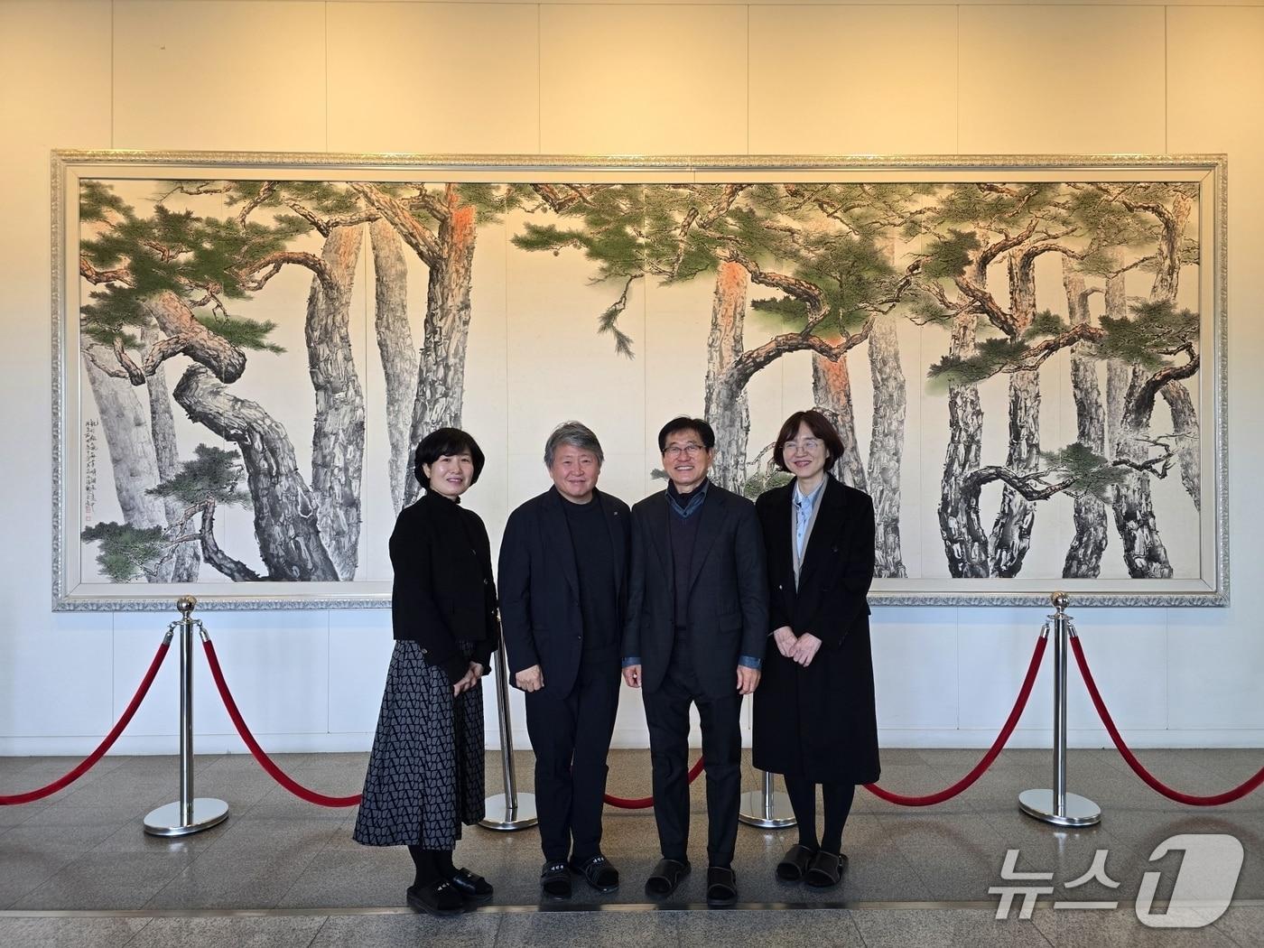 본문 이미지 - 건양대 유학생 현장실습 기관 방문 모습. 왼쪽 두번째부터 건양대 김용하 총장, 경방신약 김충환 대표(건양대 제공.재판매 및 DB 금지)/뉴스1