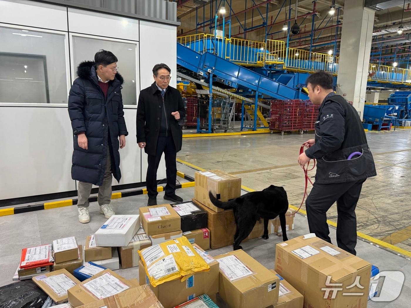 본문 이미지 - 김정 관세청 조사국장(가운데)이 국제우편물 마약류 2차 검사 시범사업 운영 상황을 점검하고 있다. (관세청 제공.재판매 및 DB금지)/뉴스1