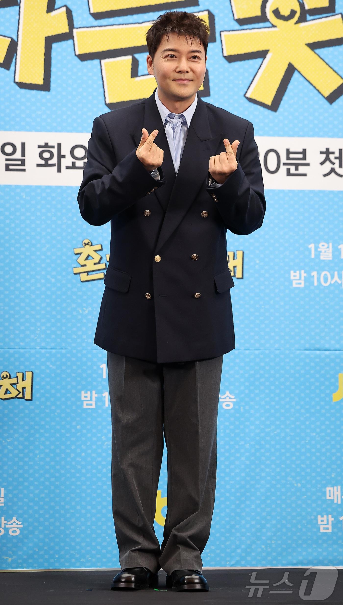 본문 이미지 - 방송인 전현무가 12일 오후 서울 마포구 스탠포드호텔코리아에서 열린 JTBC ‘혼자는 못 해’ 제작발표회에 참석해 포즈를 취하고 있다. ‘혼자는 못해’는 게스트 혼자 하기 버겁거나 용기가 없어 미뤄둔 일, 함께 나누고 싶은 모든 일을 같이 해주는 ‘게스트 맞춤 팀플 버라이어티’ 예능으로 오는 13일 첫 방송된다. 2026.1.12/뉴스1 ⓒ News1 김진환 기자