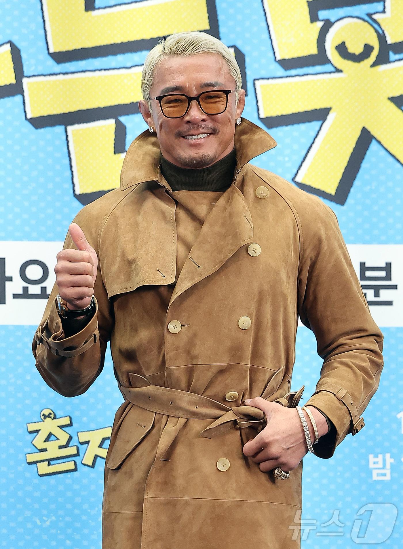 본문 이미지 - 방송인 겸 격투기 선수 추성훈이 12일 오후 서울 마포구 스탠포드호텔코리아에서 열린 JTBC ‘혼자는 못 해’ 제작발표회에 참석해 포즈를 취하고 있다. ‘혼자는 못해’는 게스트 혼자 하기 버겁거나 용기가 없어 미뤄둔 일, 함께 나누고 싶은 모든 일을 같이 해주는 ‘게스트 맞춤 팀플 버라이어티’ 예능으로 오는 13일 첫 방송된다. 2026.1.12/뉴스1 ⓒ News1 김진환 기자