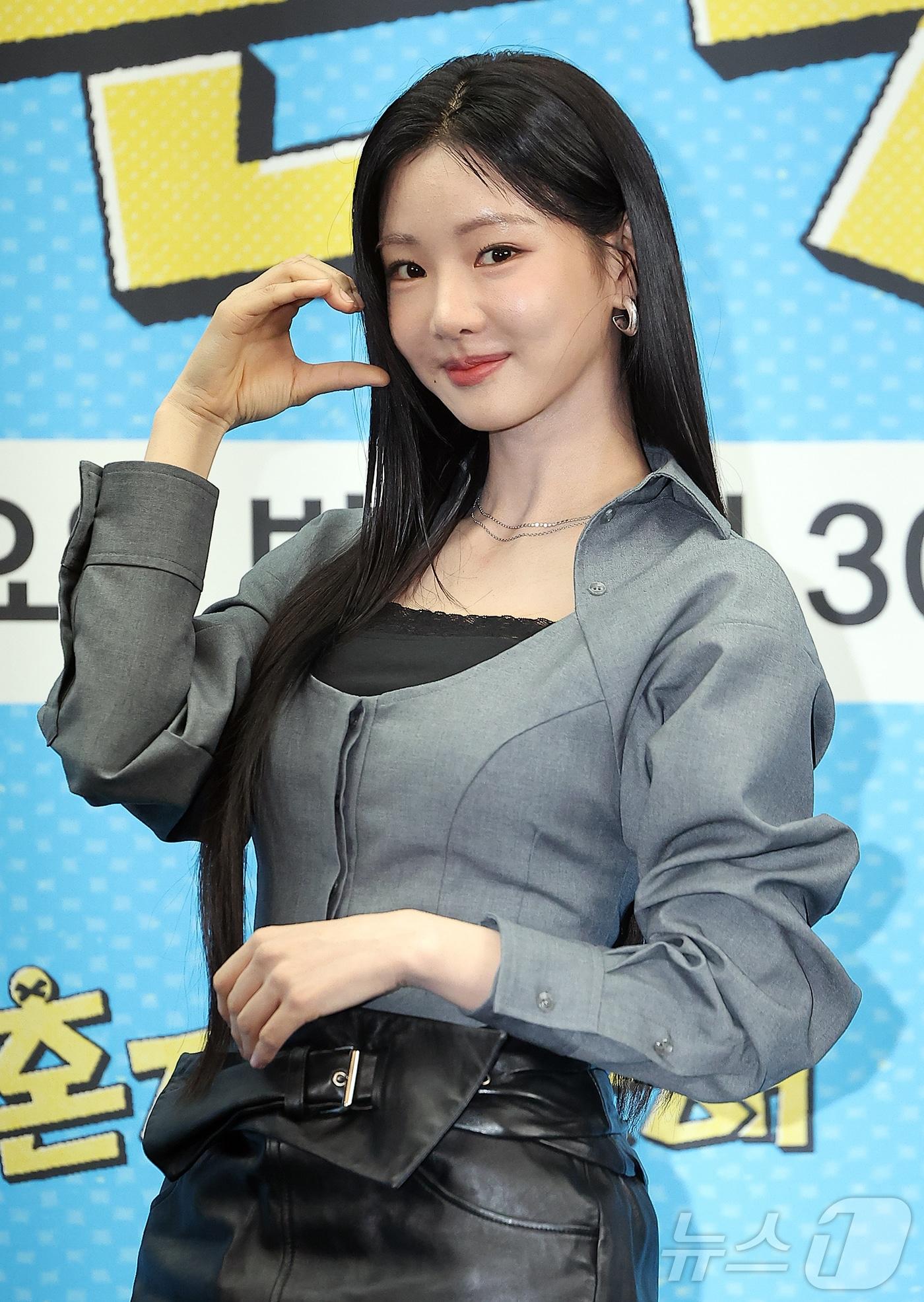 본문 이미지 - 배우 이세희가 12일 오후 서울 마포구 스탠포드호텔코리아에서 열린 JTBC ‘혼자는 못 해’ 제작발표회에 참석해 포즈를 취하고 있다. ‘혼자는 못해’는 게스트 혼자 하기 버겁거나 용기가 없어 미뤄둔 일, 함께 나누고 싶은 모든 일을 같이 해주는 ‘게스트 맞춤 팀플 버라이어티’ 예능으로 오는 13일 첫 방송된다. 2026.1.12/뉴스1 ⓒ News1 김진환 기자