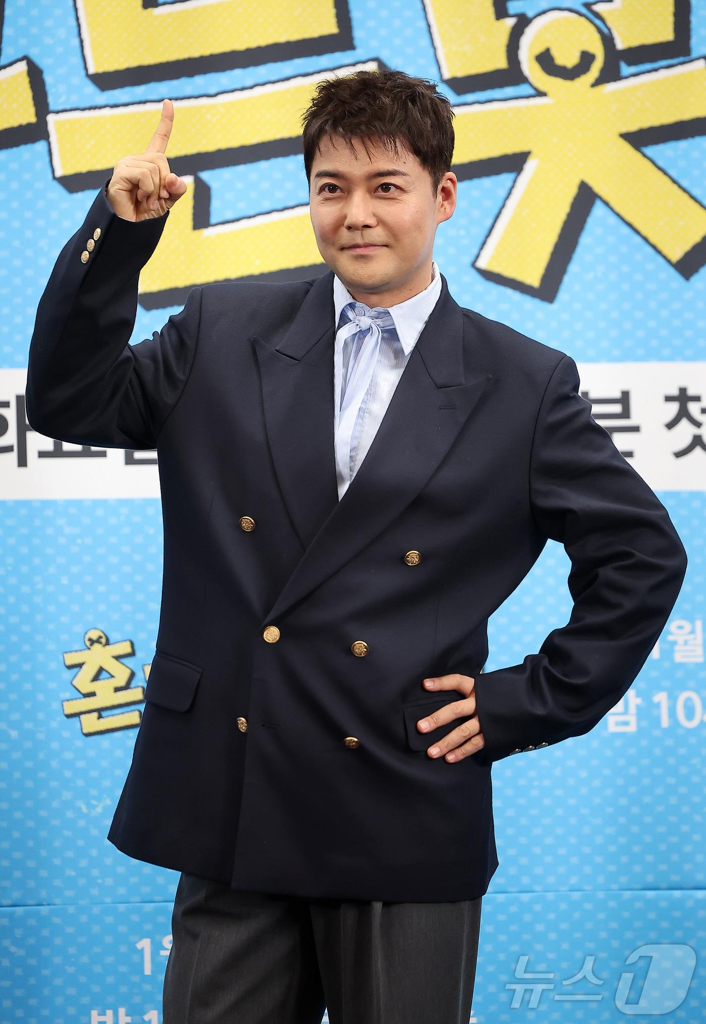 본문 이미지 - 방송인 전현무가 12일 오후 서울 마포구 스탠포드호텔코리아에서 열린 JTBC ‘혼자는 못 해’ 제작발표회에 참석해 포즈를 취하고 있다. ‘혼자는 못해’는 게스트 혼자 하기 버겁거나 용기가 없어 미뤄둔 일, 함께 나누고 싶은 모든 일을 같이 해주는 ‘게스트 맞춤 팀플 버라이어티’ 예능으로 오는 13일 첫 방송된다. 2026.1.12/뉴스1 ⓒ News1 김진환 기자