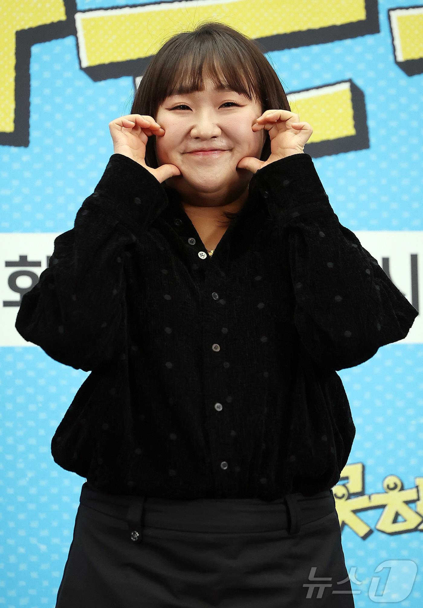 본문 이미지 - 개그우먼 이수지가 12일 오후 서울 마포구 스탠포드호텔코리아에서 열린 JTBC ‘혼자는 못 해’ 제작발표회에 참석해 포즈를 취하고 있다. ‘혼자는 못해’는 게스트 혼자 하기 버겁거나 용기가 없어 미뤄둔 일, 함께 나누고 싶은 모든 일을 같이 해주는 ‘게스트 맞춤 팀플 버라이어티’ 예능으로 오는 13일 첫 방송된다. 2026.1.12/뉴스1 ⓒ News1 김진환 기자