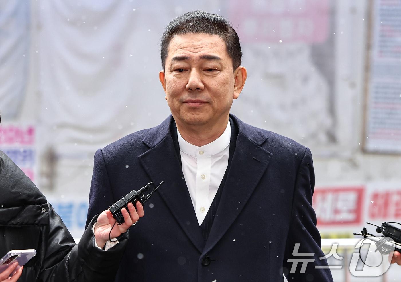 본문 이미지 - 김병기 더불어민주당 전 원내대표가 12일 서울 여의도 민주당사에서 열리는 윤리심판원 회의에 출석하고 있다. 민주당 윤리심판원은 이날 김병기 전 원내대표의 ‘공천 헌금’ 의혹과 관련해 제명 등 징계를 논의한다. 2026.1.12/뉴스1 ⓒ News1 김도우 기자