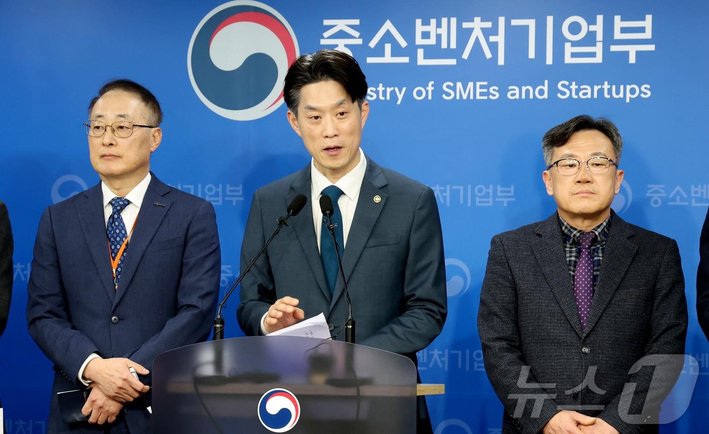 본문 이미지 - 노용석 중소벤처기업부 제1차관(가운데). 2026.1.12/뉴스1 ⓒ News1 김기남 기자
