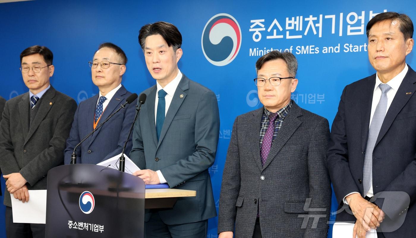 본문 이미지 - 노용석 중소벤처기업부 제1차관(가운데). 2026.1.12 ⓒ 뉴스1 김기남 기자