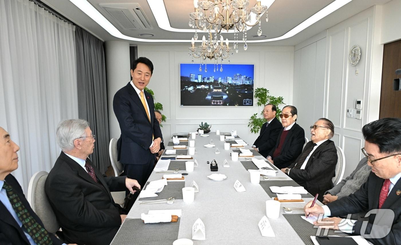 오세훈 서울시장이 12일 파트너스하우스에서 국민의힘 상임고문단과 신념간담회를 갖고 서울시의 미래 발전방안과 당의 역할 등에 대해 의견을 나누고 있다.(서울시 제공)