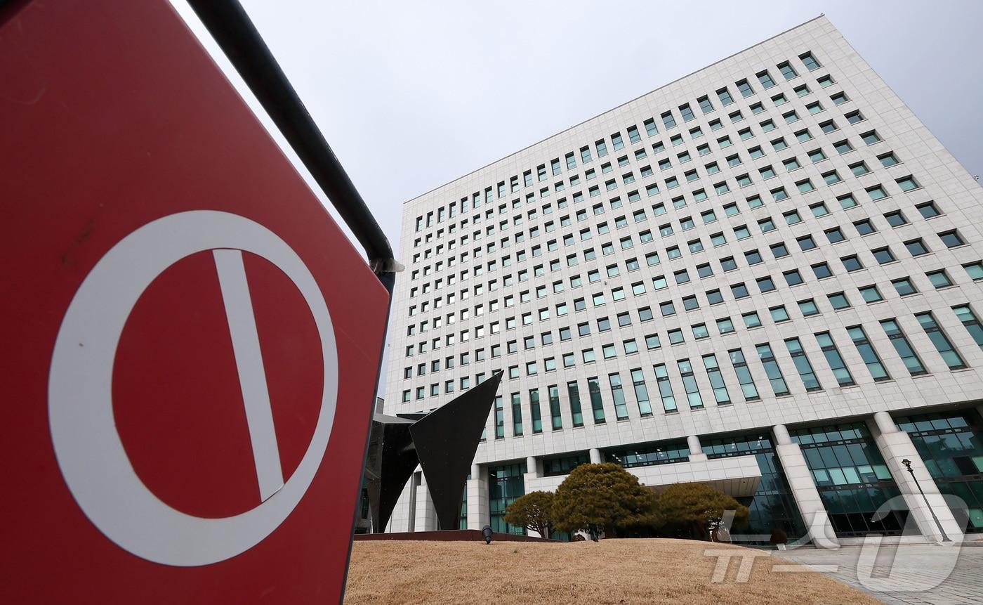 정부가 검찰의 직접 수사개시권을 박탈하고 기소 전담기관인 공소청으로 재편하는 한편 부패·경제범죄 등 9대 중대범죄를 수사하는 중대범죄수사청(중수청)을 신설하는 내용의 법안을 12일 입법예고했다. 오는 10월 양 기관 출범을 목표로 한다. 공소청은 법무부 산하에, 중수청은 행안부 산하 기관으로 설치된다. 법무부·행정안전부는 두 법안을 이날부터 오는 26일까지 입법예고한다. 사진은 이날 서울 서초구 대검찰청의 모습. 2026.1.12/뉴스1 ⓒ News1 김성진 기자