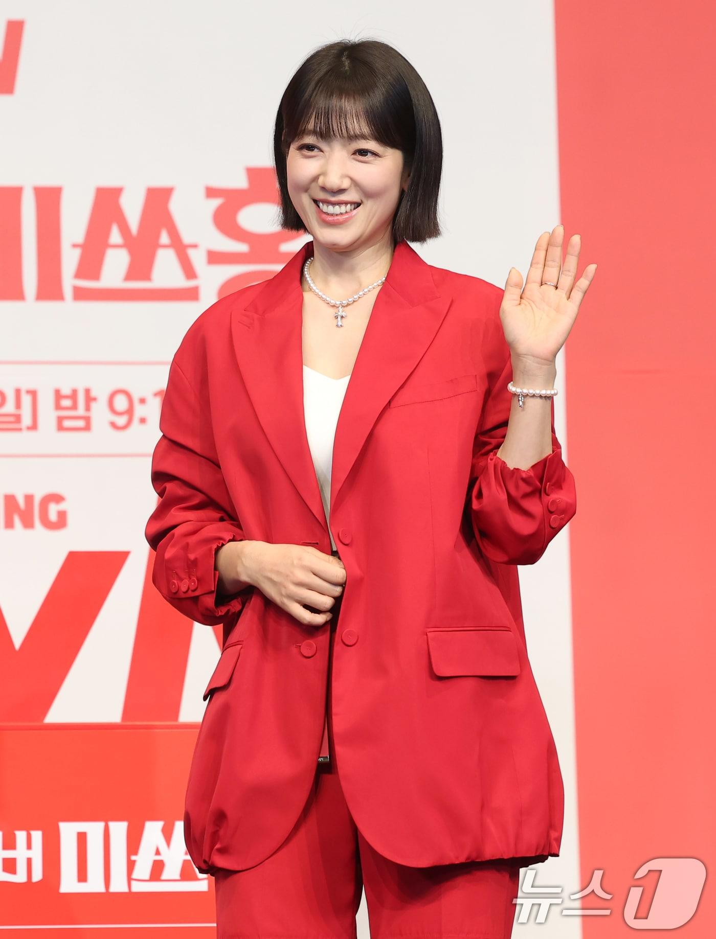 본문 이미지 - 배우 박신혜가 12일 서울 구로구 더링크 호텔에서 열린 tvN 새 토일드라마 ‘언더커버 미쓰홍’(연출 박선호/극본 문현경) 제작발표회에 참석해 포즈를 취하고 있다. '언더커버 미쓰홍'은 1990년대 세기말, 30대 엘리트 증권감독관 홍금보(박신혜 분)가 수상한 자금의 흐름이 포착된 증권사에 20살 말단 사원으로 위장 취업하며 벌어지는 좌충우돌 레트로 오피스 코미디 드라마다. ⓒ News1 권현진 기자