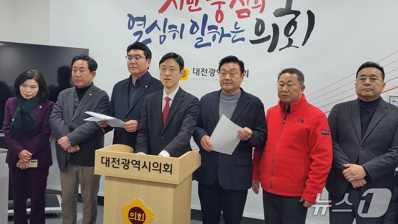 본문 이미지 - 대전시의회 이중호 의원 등이 12일 통합과 관련한 기자회견을 하고 있다. 박종명 기자 / 뉴스1