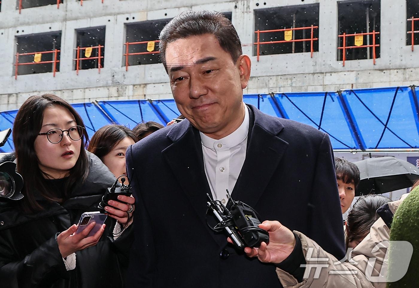 김병기 더불어민주당 전 원내대표가 지난 12일 서울 여의도 민주당사에서 열리는 윤리심판원 회의에 출석하고 있다. 민주당 윤리심판원은 이날 김병기 전 원내대표의 ‘공천 헌금’ 의혹과 관련해 제명 등 징계를 논의한다. 2026.1.12/뉴스1 ⓒ News1 김도우 기자