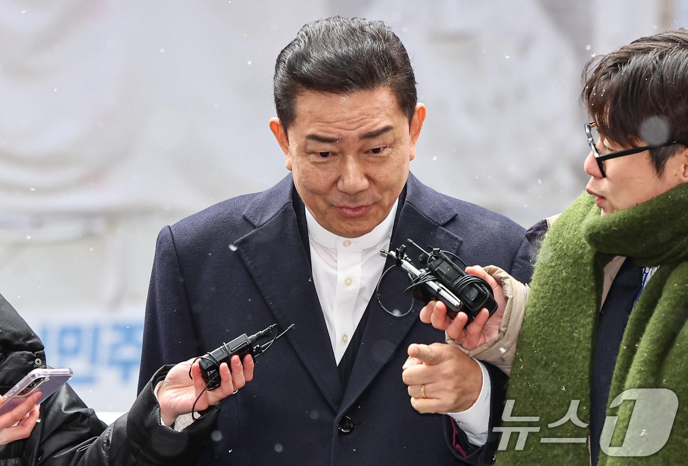 본문 이미지 - 김병기 더불어민주당 전 원내대표가 지난 12일 서울 여의도 민주당사에서 열리는 윤리심판원 회의에 출석하고 있다. 민주당 윤리심판원은 이날 김병기 전 원내대표의 ‘공천 헌금’ 의혹과 관련해 제명 등 징계를 논의한다. 2026.1.12/뉴스1 ⓒ News1 김도우 기자