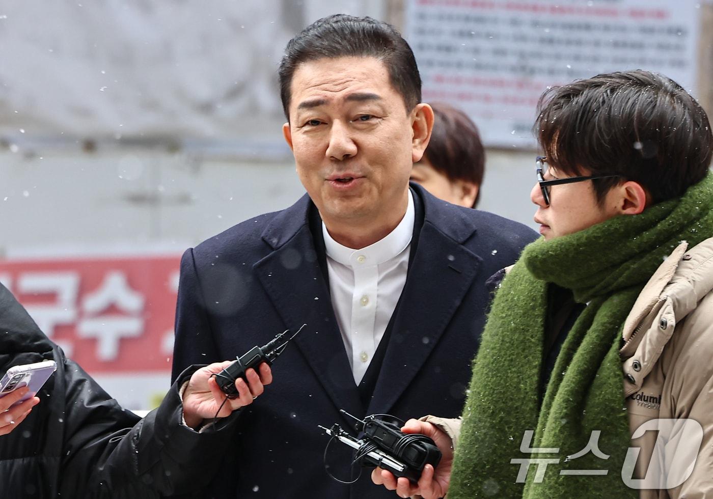 김병기 더불어민주당 전 원내대표가 12일 서울 여의도 민주당사에서 열리는 윤리심판원 회의에 출석하고 있다. 민주당 윤리심판원은 이날 김병기 전 원내대표의 ‘공천 헌금’ 의혹과 관련해 제명 등 징계를 논의한다. 2026.1.12/뉴스1 ⓒ News1 김도우 기자