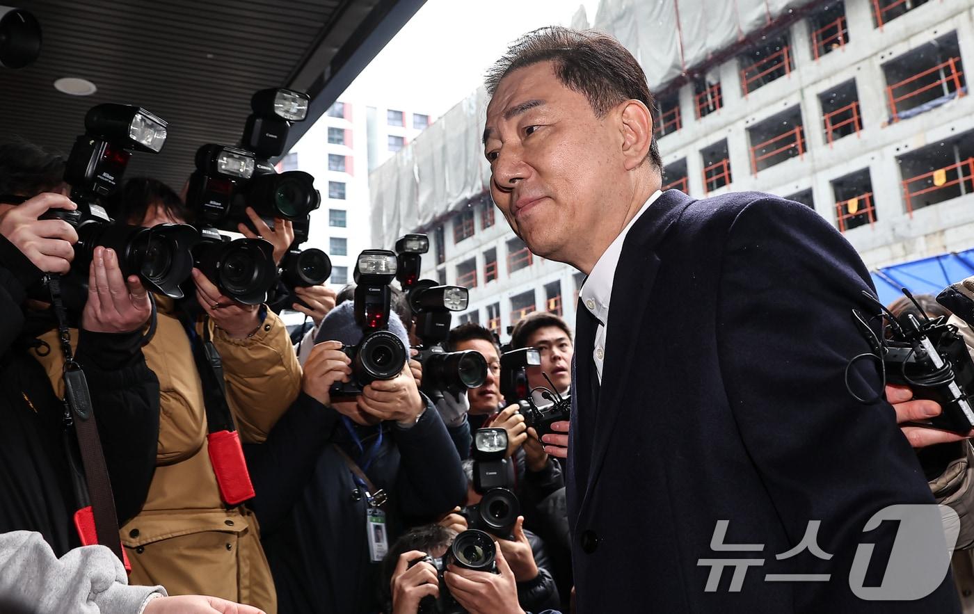 김병기 전 더불어민주당 원내대표가 12일 서울 여의도 민주당사에서 열리는 윤리심판원 회의에 출석하고 있다. 민주당 윤리심판원은 이날 김병기 전 원내대표의 '공천 헌금' 의혹과 관련해 제명 등 징계를 논의한다. 2026.1.12/뉴스1 ⓒ News1 김도우 기자