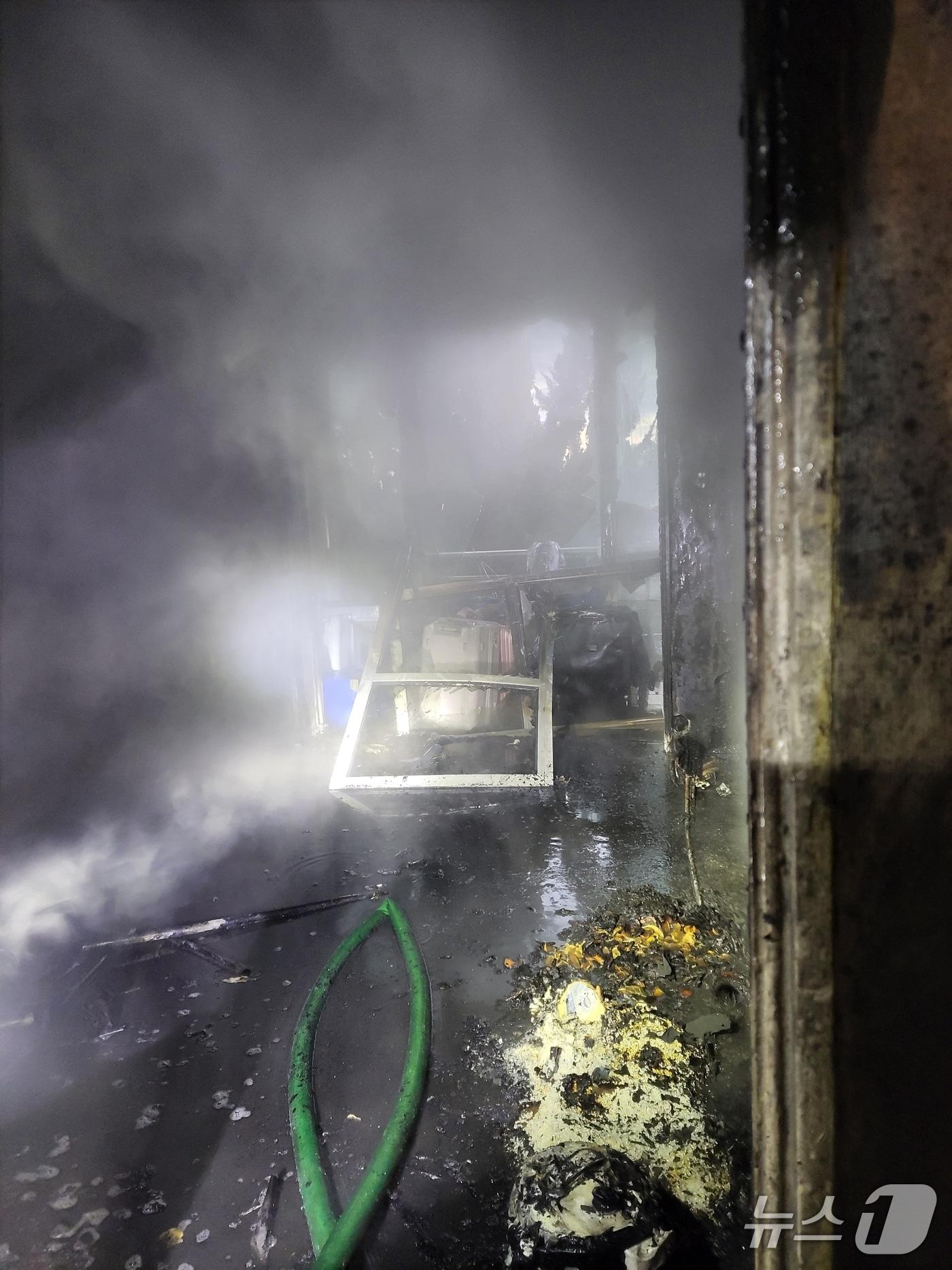 본문 이미지 - 광양시 광영동 연립주택 화재 현장. (광양소방서 제공. 재판매 및 DB금지)